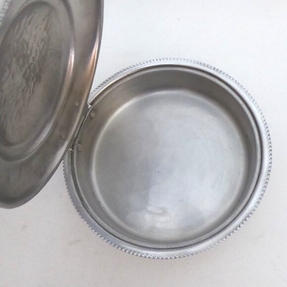 VINTAGE CROMWELL ALUMINUM HAND WROUGHT FRUIT FLOWERS PATTERN DISH BUTLER SET - Picture 5 of 15